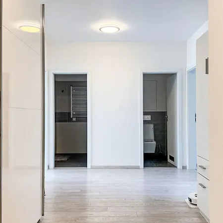 Elegant Two-bedroom For 6 By Interhome Apartament Praga