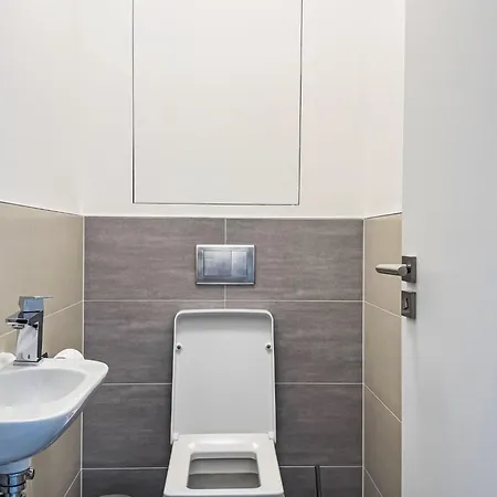 Elegant Two-bedroom For 6 By Interhome Apartament Praga