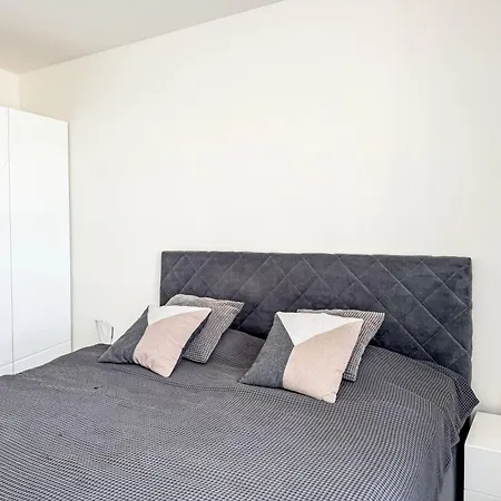 Elegant Two-bedroom For 6 By Interhome *
